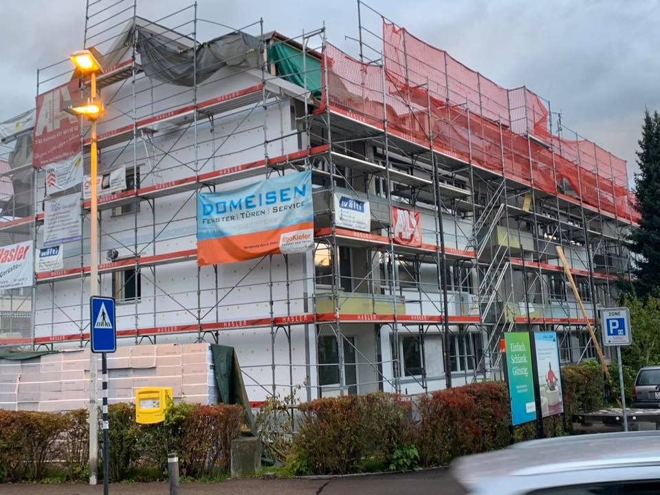 Renovation Zürich — eingerüstetes Mehrfamilienhaus bei der Fassadensanierung, Totalsanierung Wohnungen in Ostermundigen